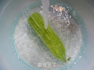 苦瓜炒雪菜的做法步骤：2