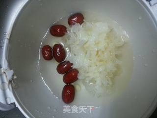 银耳莲子红栆糖水的做法步骤：1