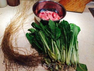 小白菜炖排骨的做法步骤：1