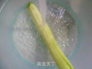 油面筋炒夜开花的做法步骤：2