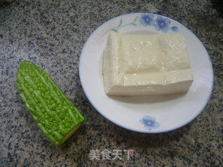 苦瓜烧豆腐的做法步骤：1