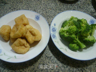 西兰花炒油豆腐的做法步骤：1