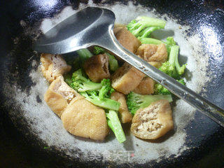 西兰花炒油豆腐的做法步骤：10
