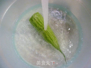 苦瓜炒土豆的做法步骤：2