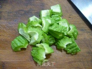 苦瓜炒土豆的做法步骤：3