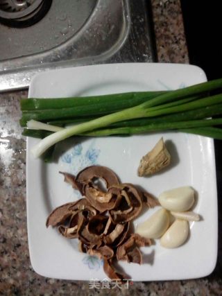 酸木瓜鲫鱼的做法步骤：2