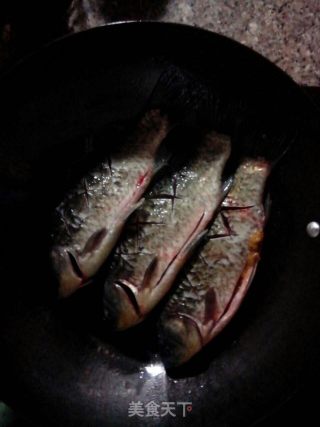 酸木瓜鲫鱼的做法步骤：4