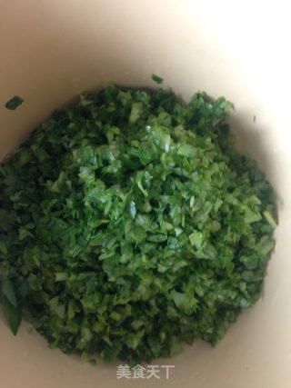 香菇芹菜饼的做法步骤：1