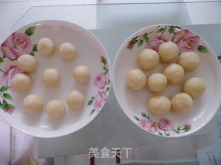 我一直都心心念念的中式点心——豆沙菊花酥的做法步骤：2