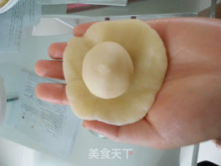 我一直都心心念念的中式点心——豆沙菊花酥的做法步骤：4