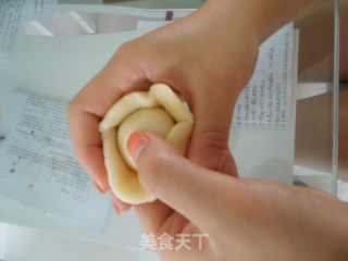 我一直都心心念念的中式点心——豆沙菊花酥的做法步骤：5