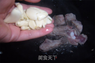 在家轻松做出健康、无油版的肉质酥软鲜嫩的水果排骨【干炒橙香排骨】的做法步骤：3