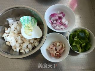 葱蒜炒杏鲍菇加青椒的做法步骤：2