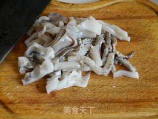 茶树菇炒鱿鱼的做法步骤：1