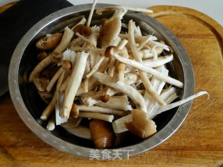 茶树菇炒鱿鱼的做法步骤：2