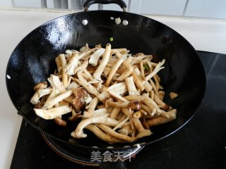 茶树菇炒鱿鱼的做法步骤：4