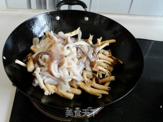 茶树菇炒鱿鱼的做法步骤：5