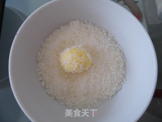 简单可口的小点心——黄金椰丝球的做法步骤：7