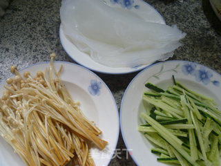 黄金针菇拌凉皮的做法步骤：1