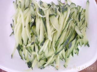紫甘蓝拌海蜇丝的做法步骤：3