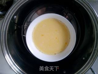 牛奶鸡蛋羹（简单好吃的婴儿辅食）的做法步骤：2