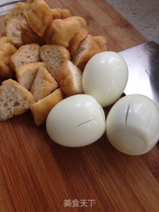 砂锅油豆腐焖虎皮蛋的做法步骤：1