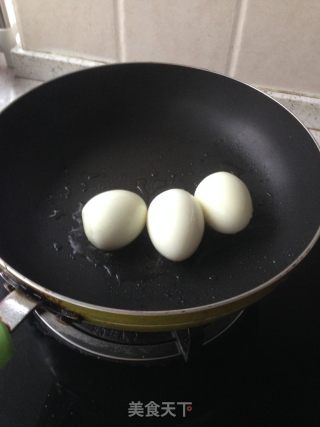砂锅油豆腐焖虎皮蛋的做法步骤：2