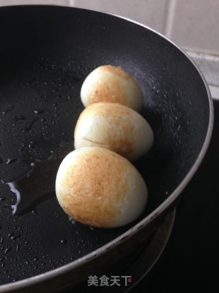 砂锅油豆腐焖虎皮蛋的做法步骤：3
