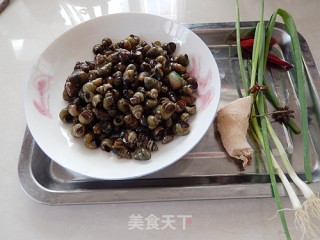 香辣田螺的做法步骤：1