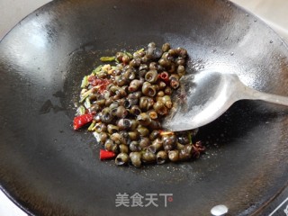 香辣田螺的做法步骤：7