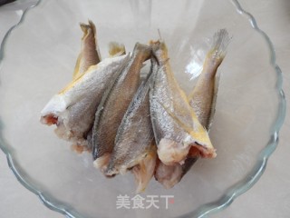 雪菜烧小黄鱼的做法步骤：2