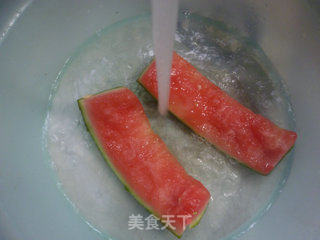芦笋炒西瓜皮的做法步骤：2