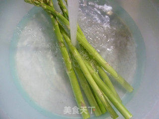 芦笋炒西瓜皮的做法步骤：4