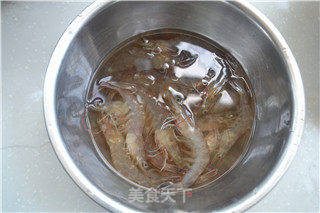 白灼基围虾的做法步骤：1
