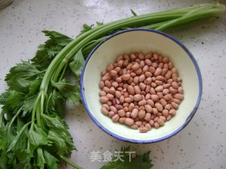 西芹拌花生的做法步骤：1