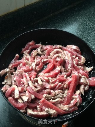 零嘴麻辣牛肉干的做法步骤：2