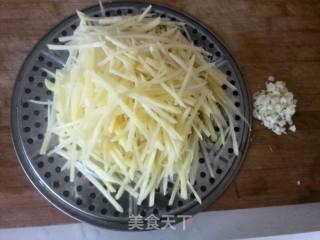 蒜香土豆丝的做法步骤：1