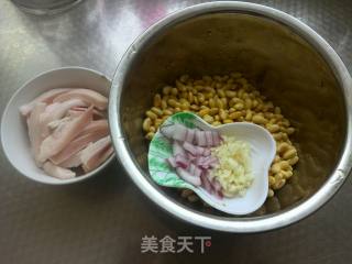 蒜香猪皮焖黄豆的做法步骤：1