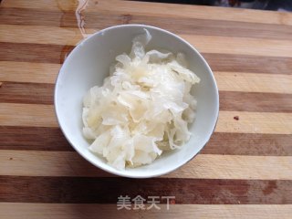 山药百合银耳羹的做法步骤：2