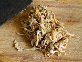 三鲜肉丝打卤面的做法步骤：1