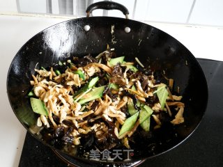 三鲜肉丝打卤面的做法步骤：7