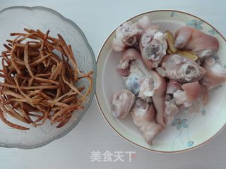 舌尖上的中国2-相逢-金针炖猪蹄的做法的做法步骤：4
