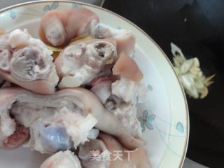 舌尖上的中国2-相逢-金针炖猪蹄的做法的做法步骤：7