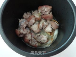 舌尖上的中国2-相逢-金针炖猪蹄的做法的做法步骤：11