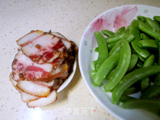 荷兰豆炒风肉的做法步骤：1
