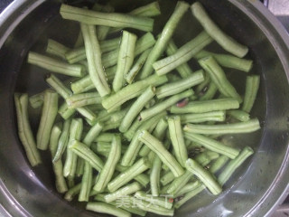 素炒豆角--夏天的素斋的做法步骤：2