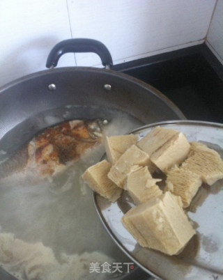 鲫鱼豆腐汤--夏天滋润汤的做法步骤：2