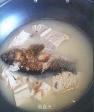 鲫鱼豆腐汤--夏天滋润汤的做法步骤：3