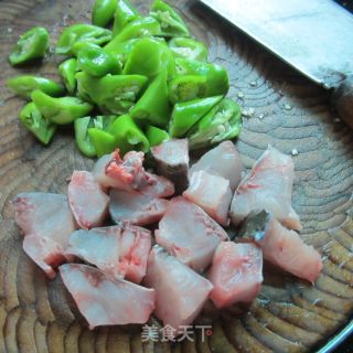 青椒鱼丁的做法步骤：1