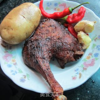 土豆丁炒腊鸡腿的做法步骤：1